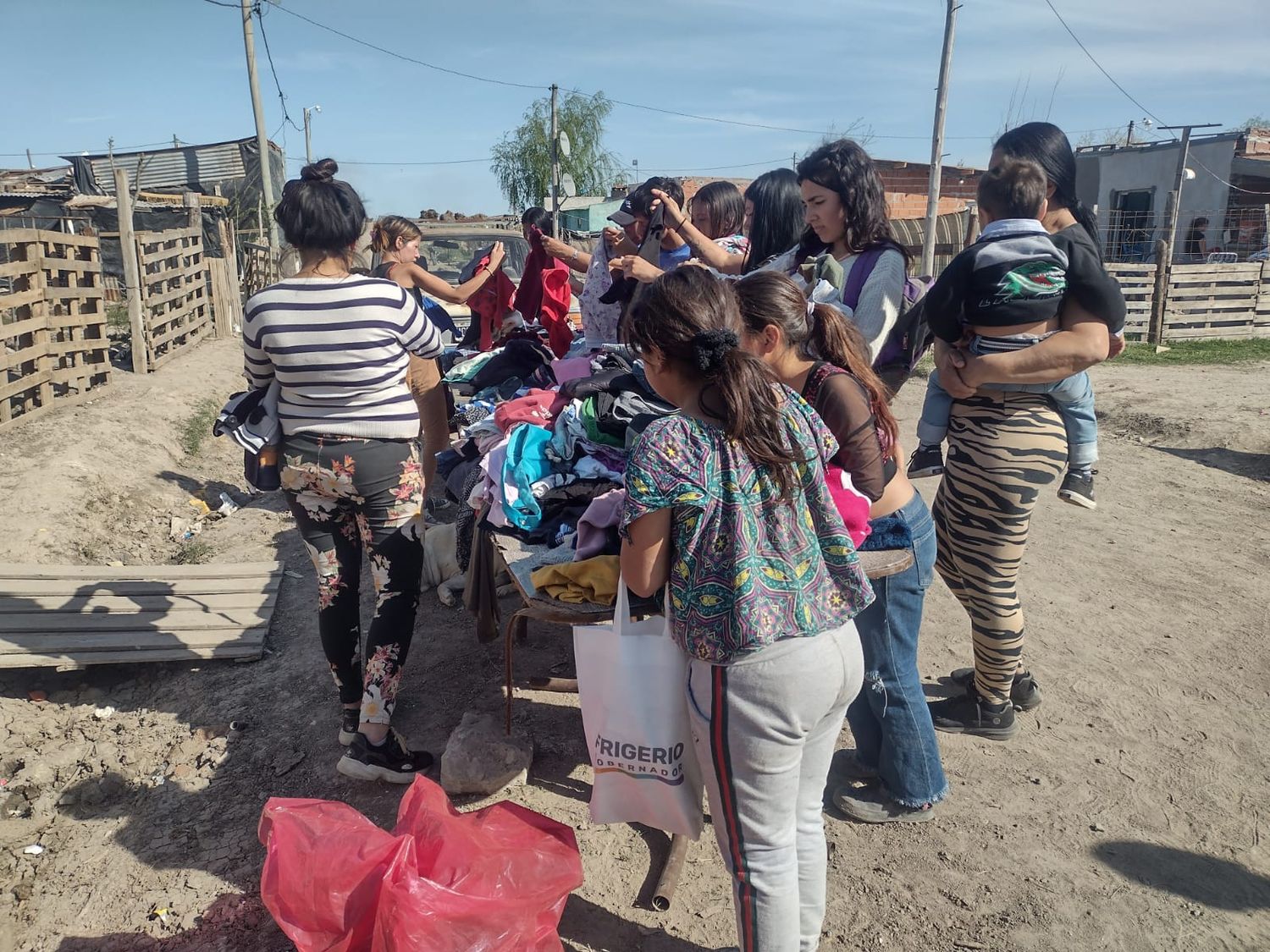 Se entregaron ropa y calzados entre vecinos de la zona.