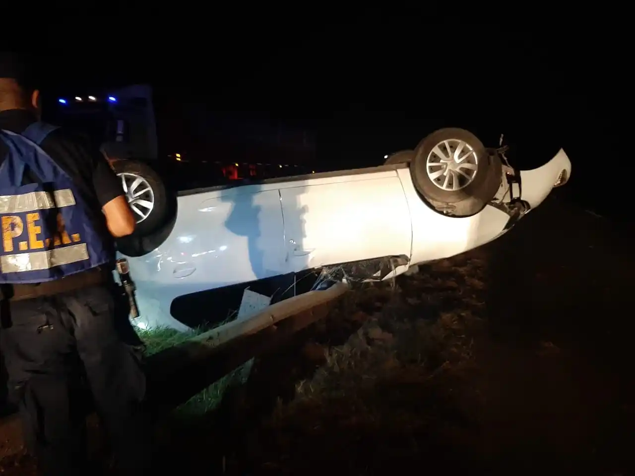 Un auto volcó sobre la ruta 12 y dos personas fueron hospitalizadas