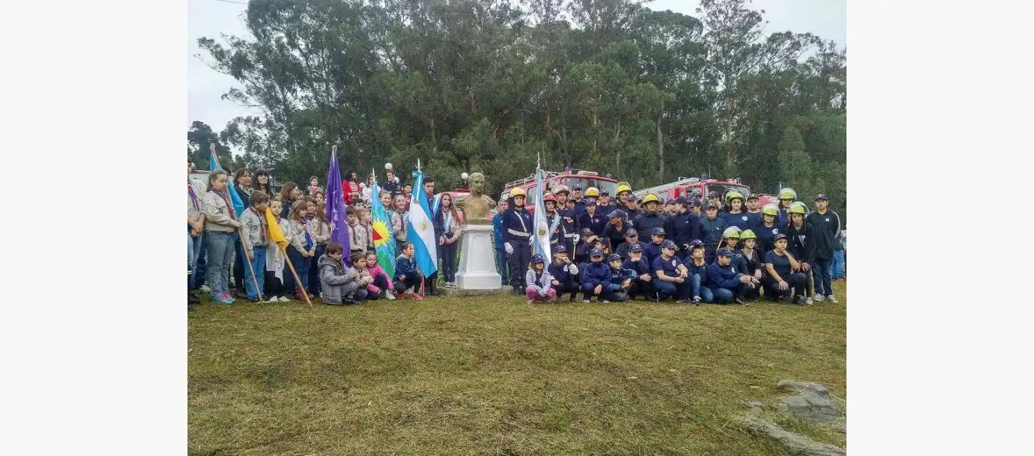 Bomberos de Sierra de los Padres restituyeron el busto del General Belgrano