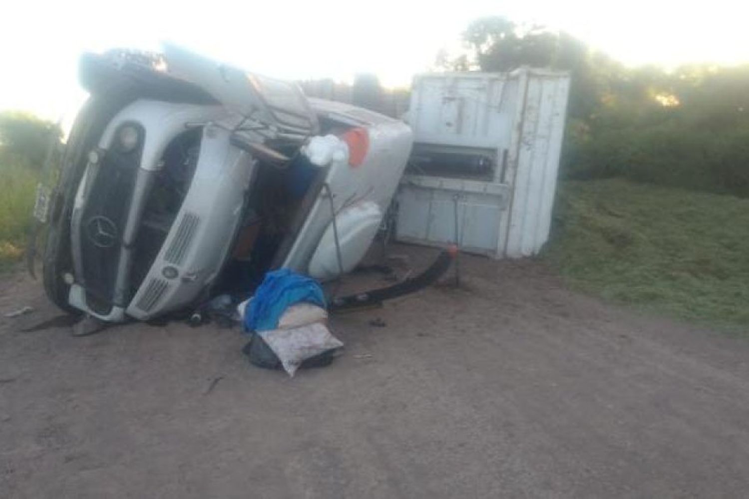 Impactante accidente en la región terminó con un camión volcado