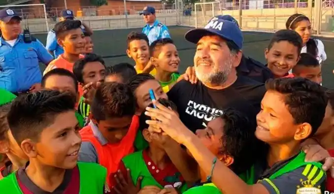 Maradona recibió una oferta para dictar cátedras en China   
