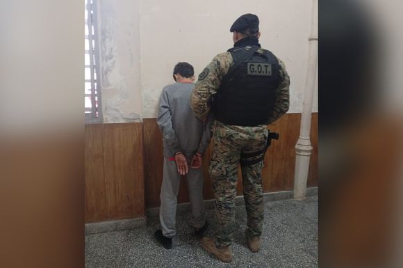 Un menor conocido por la policía fue sorprendido con una navaja y entregado a su madre