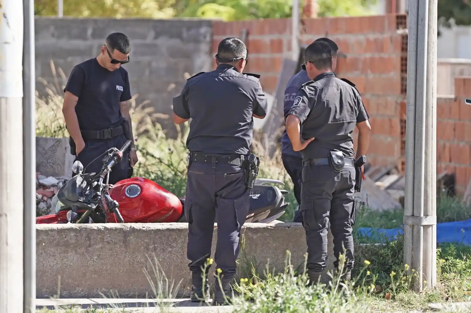 Los policías se acercaron al lugar