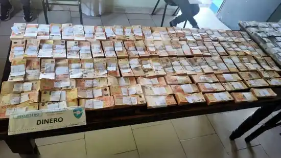 Interceptaron a un camionero con casi 34 millones de pesos en la rotonda La Madrid - Laprida