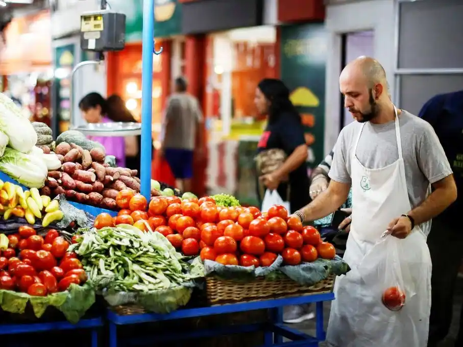 La inflación de alimentos continúa en alza y presiona al índice general