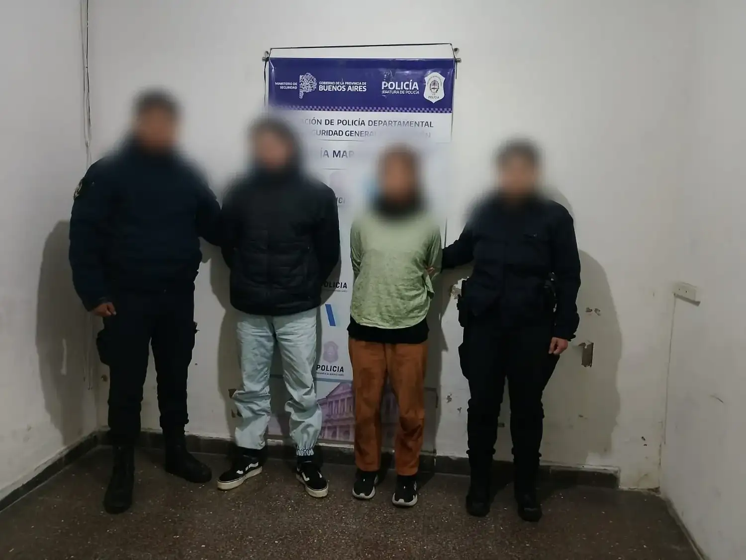Ingresaron a un edificio del Instituto Unzué y fueron sorprendidos por personal de seguridad