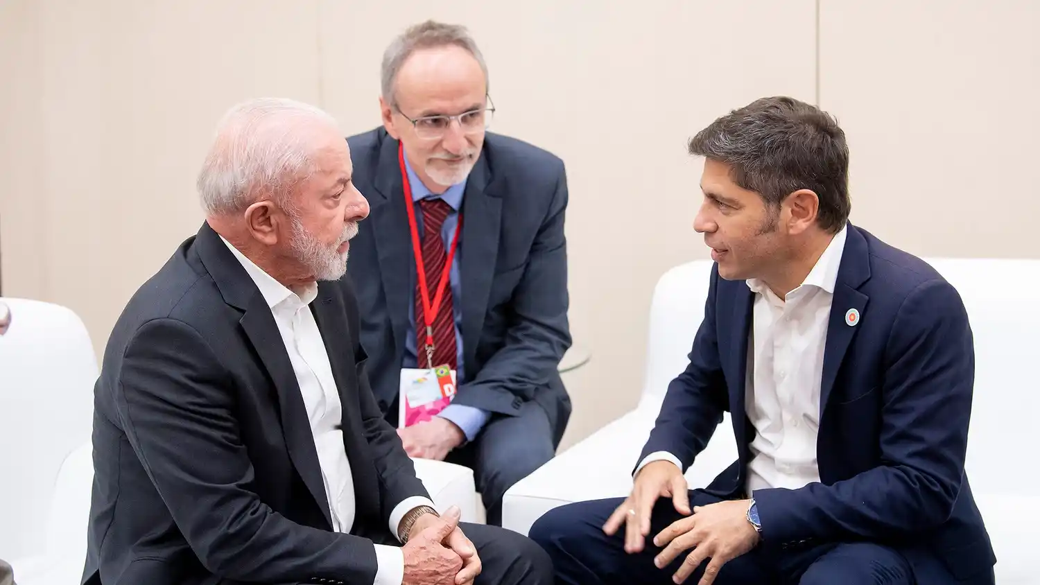 Kicillof participó del panel "Respuesta progresista local: la primera línea de la democracia", donde se reunió con Lula da Silva.