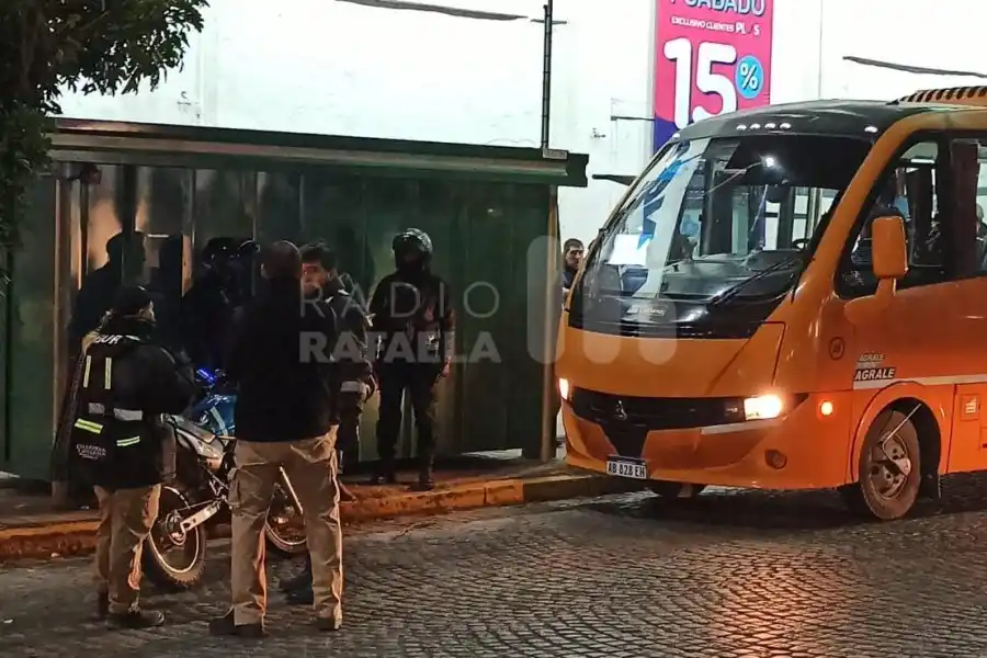 Policía y GUR tuvieron que intervenir en el centro de la ciudad porque un pasajero increpó a un colectivero por demorar