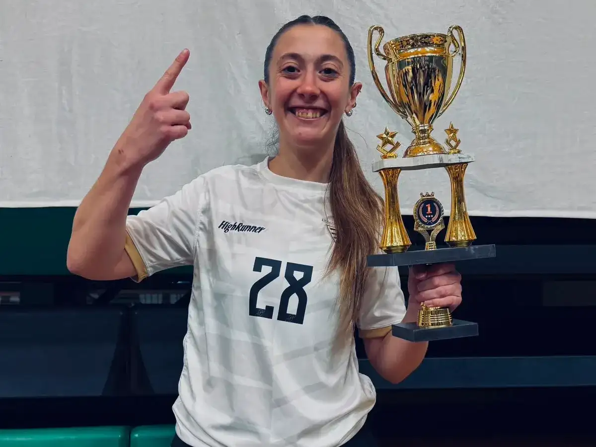 La venadense y su copa de campeona, premio al sacrificio de todo el año.