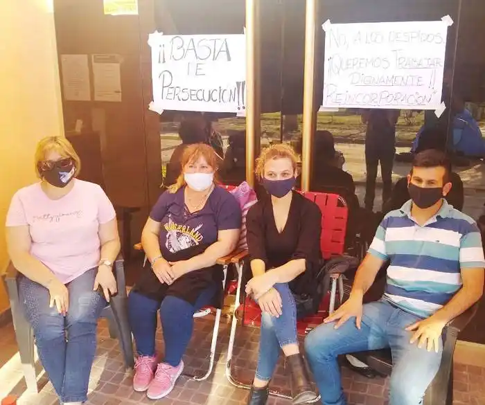 Se encadenaron frente al edificio municipal y piensan que es una �Spersecución ideológica⬝