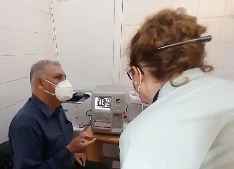 Los hospitales de Pozo del Tigre y de Palo Santo recibieron nuevos equipos para el servicio de laboratorio