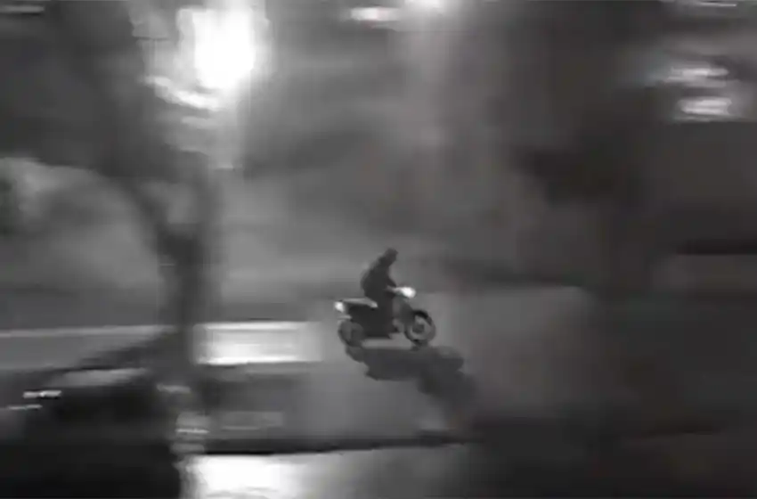 Irresponsables: corrían "picadas" en la vereda de una plaza