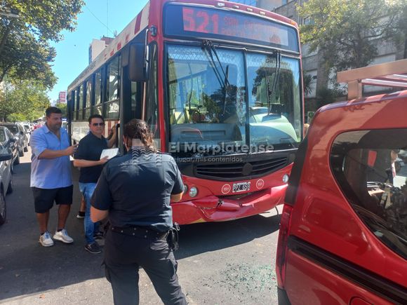 Choque en cadena entre una camioneta y un colectivo