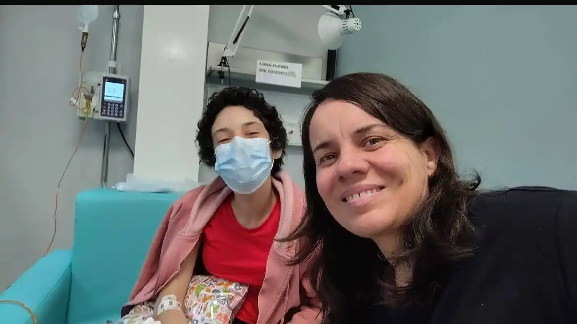 Luna Flores junto a su madre Romina Paredes