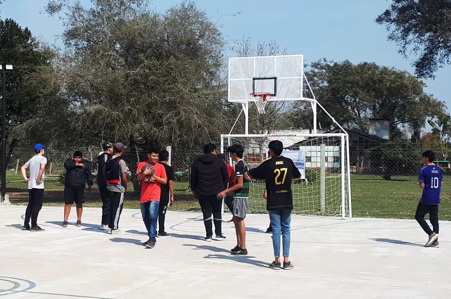 La Tosquera tiene su primera cancha de básquet en su playón deportivo.