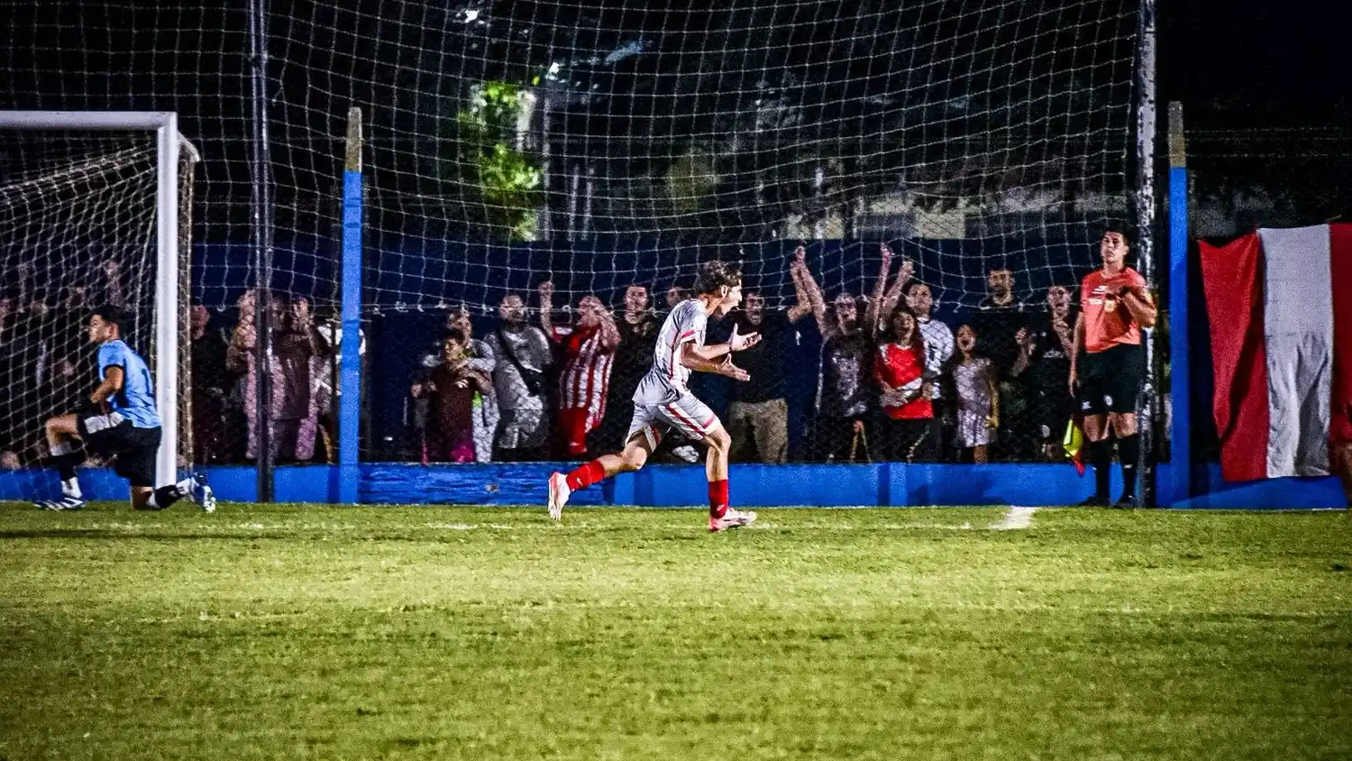 FOTO @COSADESERRANOSAYACUCHO Álvarez ya marcó de penal y empieza a festejar la clasificación ayacuchense.