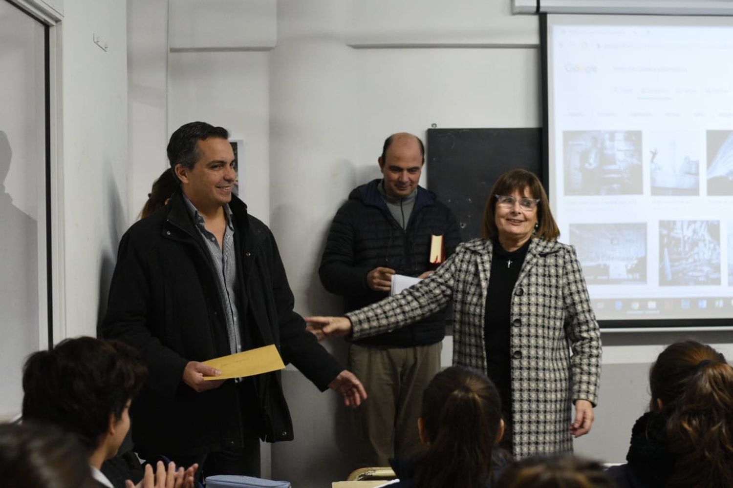 El Banco Patagonia entregó doce proyectores al Instituto Nuestra Señora de Guadalupe