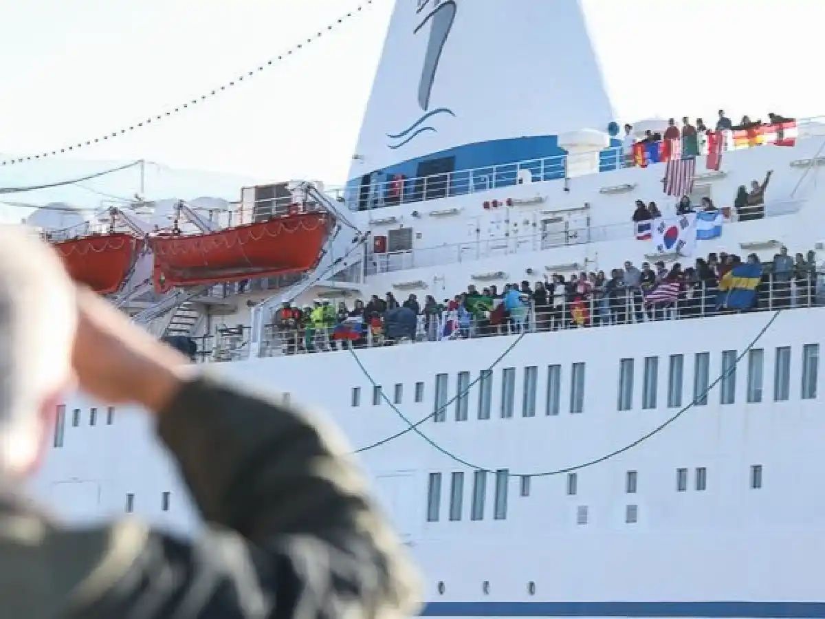 Amarró en Rosario la librería flotante más grande del mundo
