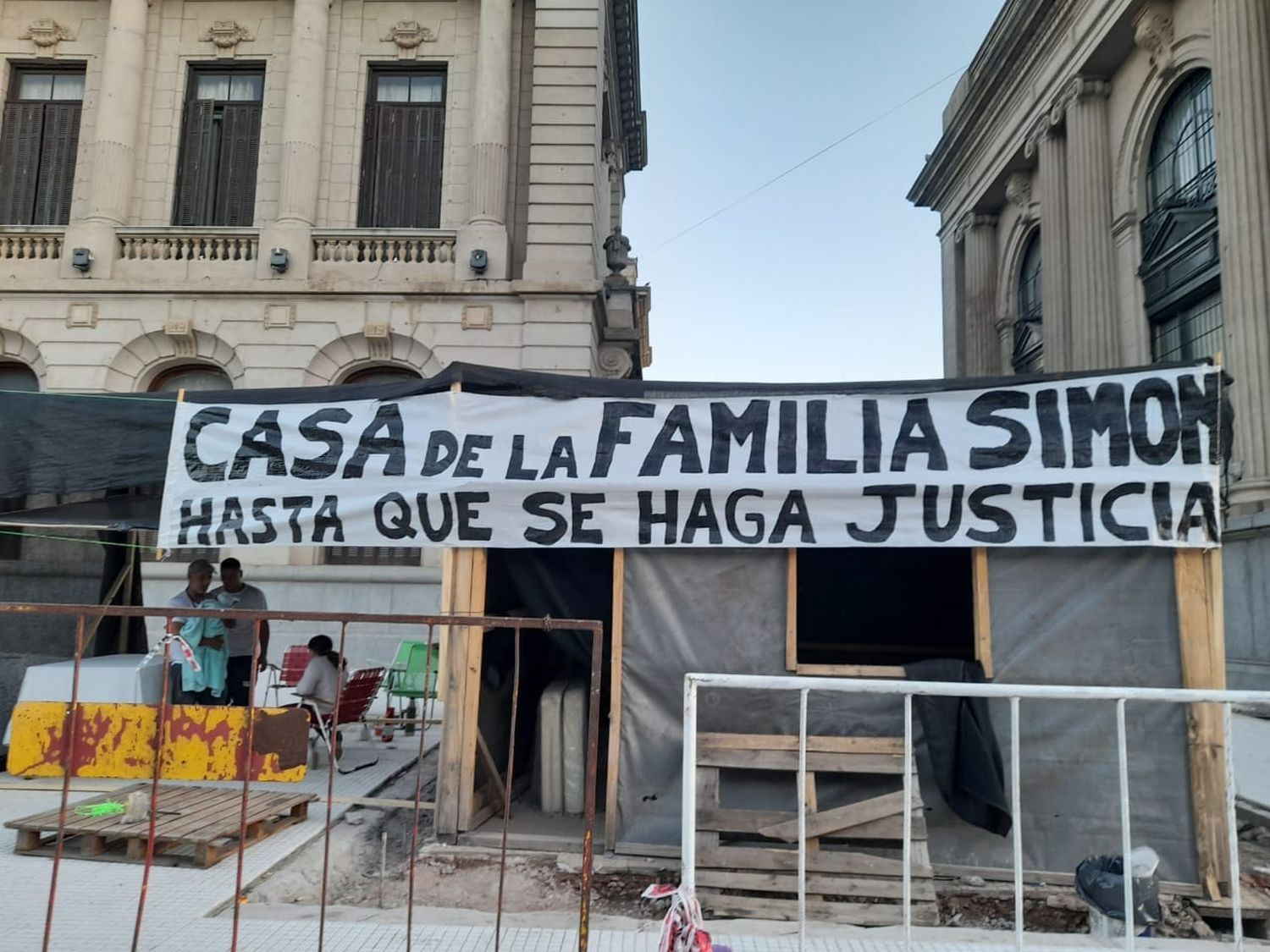Altamirano desestimó la orden de desalojo: "La familia Simón continúa más firme que nunca”