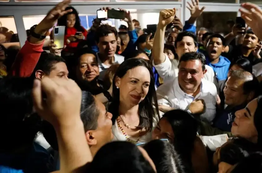 La Policía de Maduro bloqueó una autopista para impedir el avance de la caravana de María Corina Machado