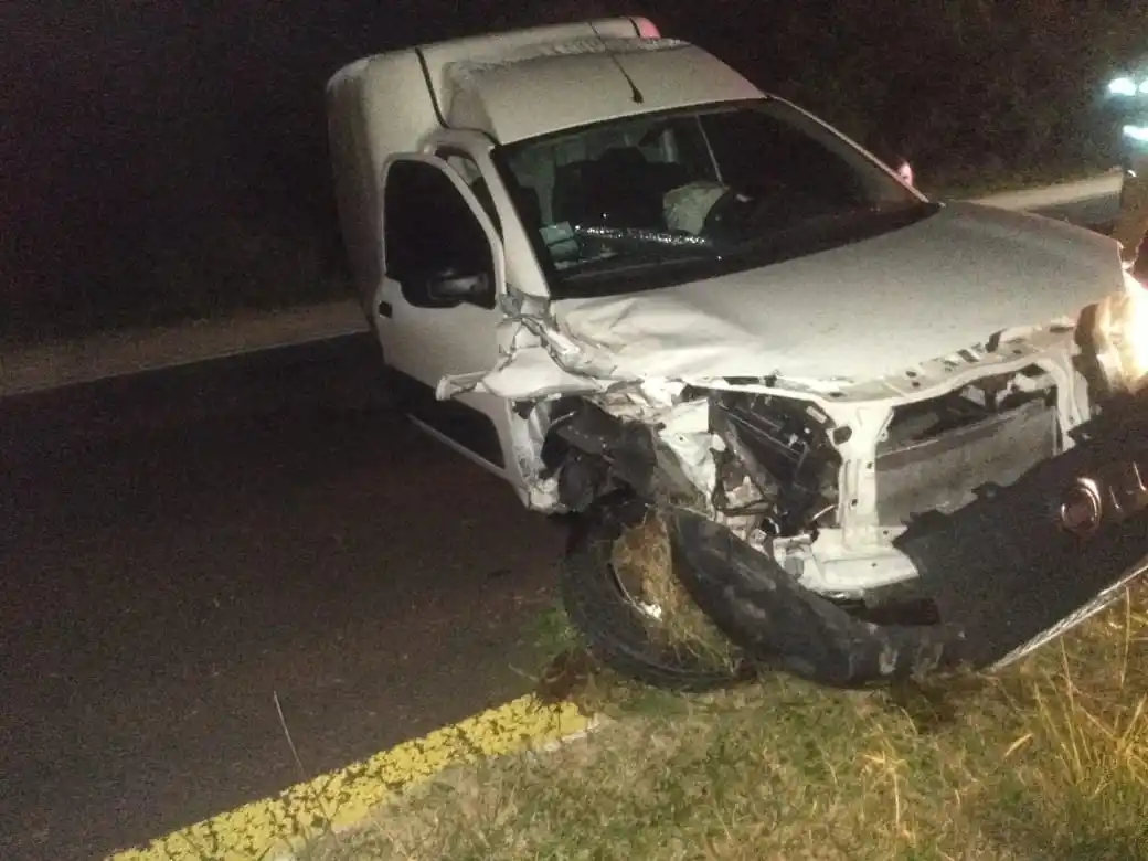 Despiste en Ruta 12: el conductor dijo que un camión lo encerró y perdió el control