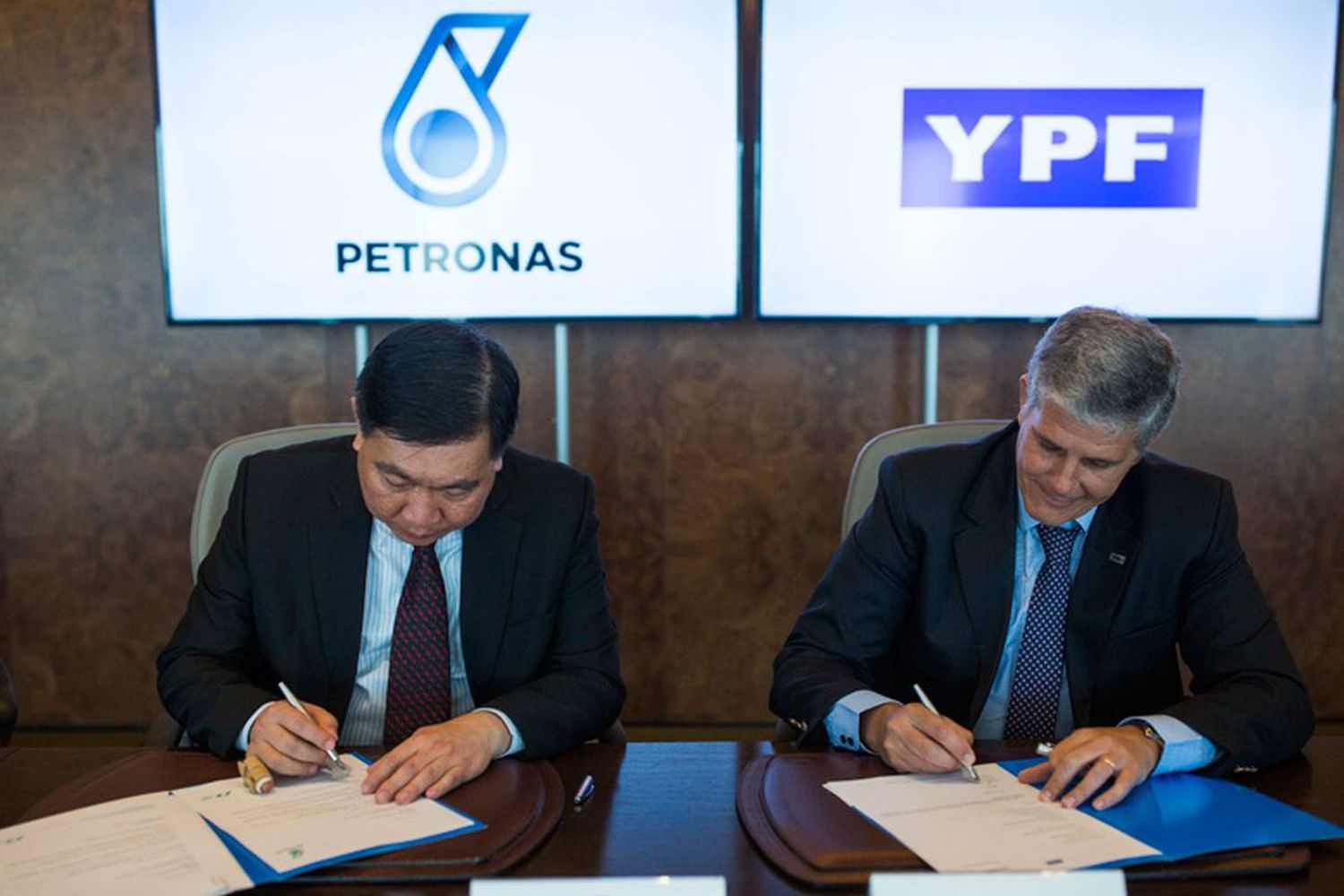 YPF y Petronas formularon el anuncio