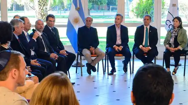 Macri recibió a familiares y víctimas  del atentado a la Embajada de Israel   