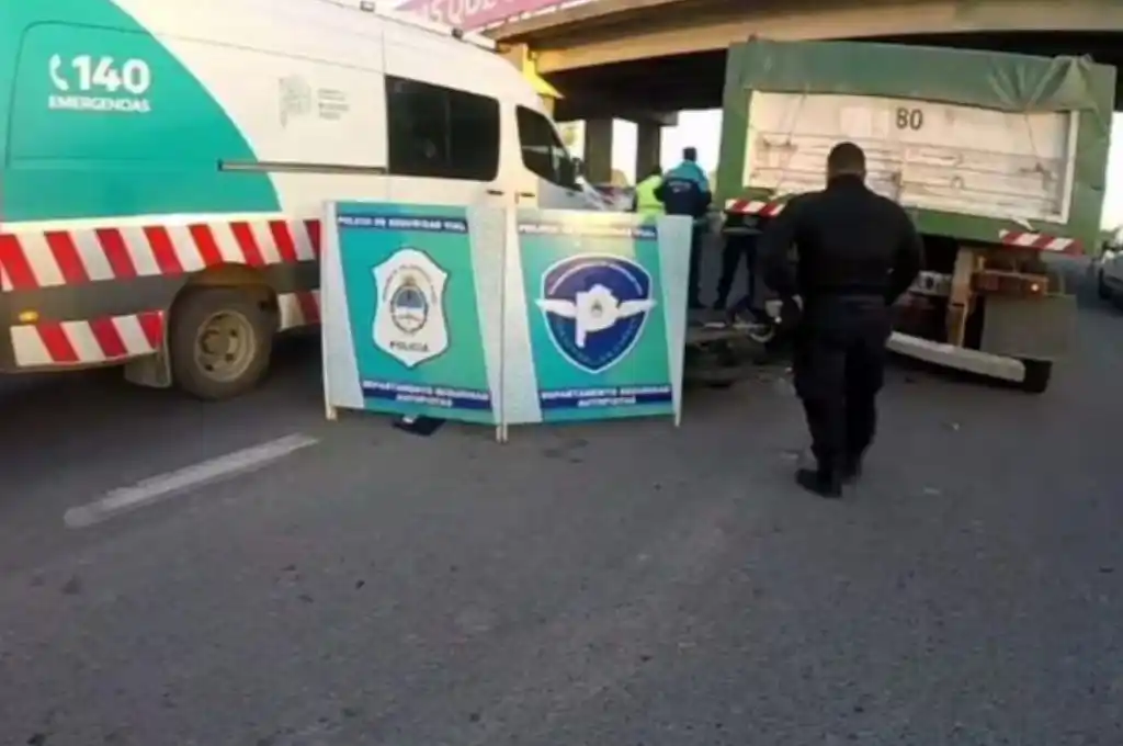 Autopista Buenos Aires-La Plata: un motociclista murió tras impactar de lleno con un camión detenido