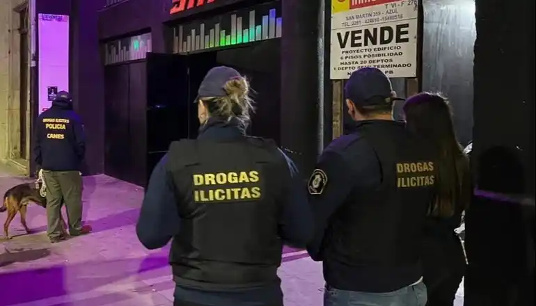 La policía irrumpió en una fiesta electronica