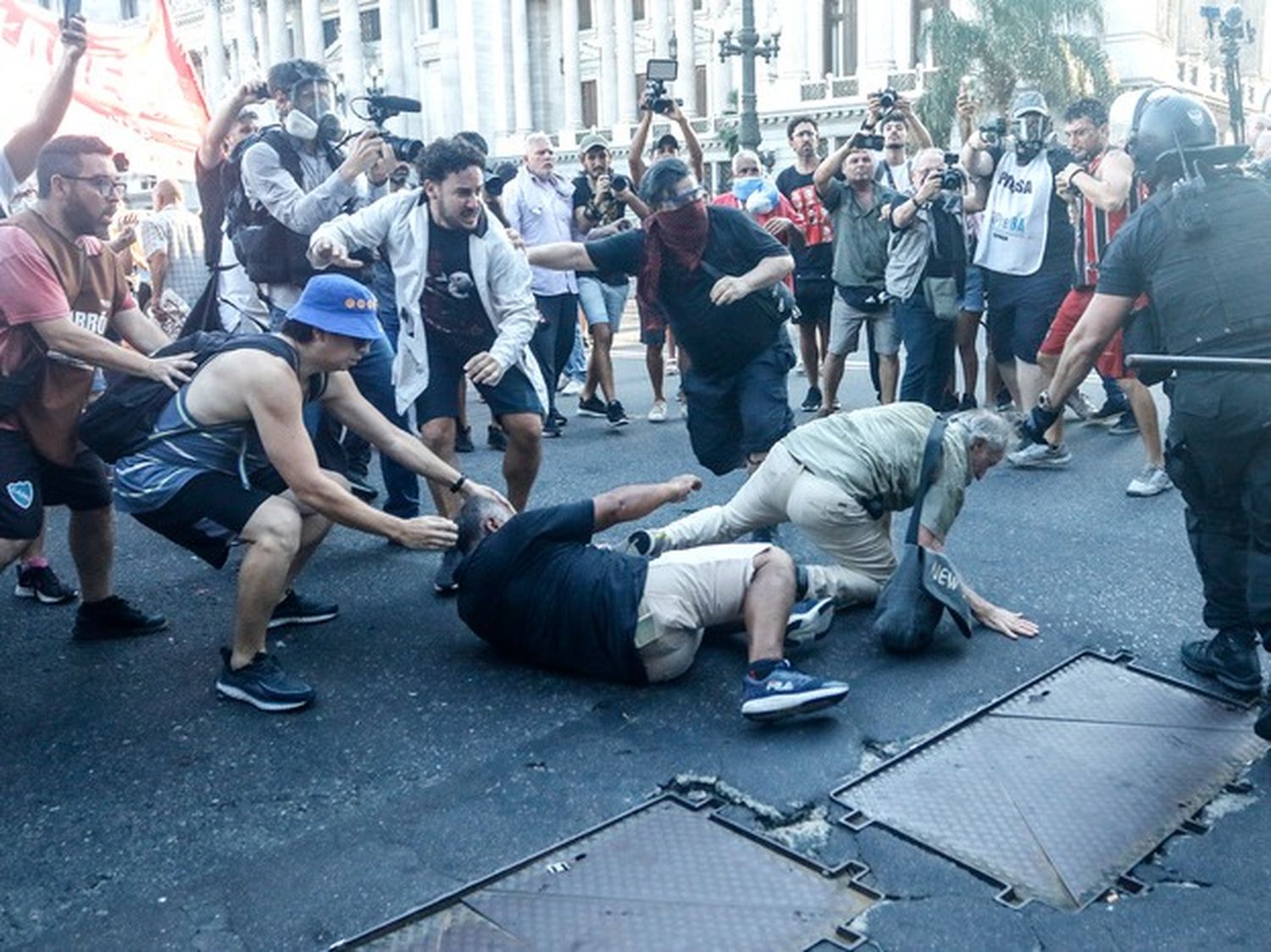 Hinchas de Central y Newell's convocaron a marchar con los jubilados en el Congreso