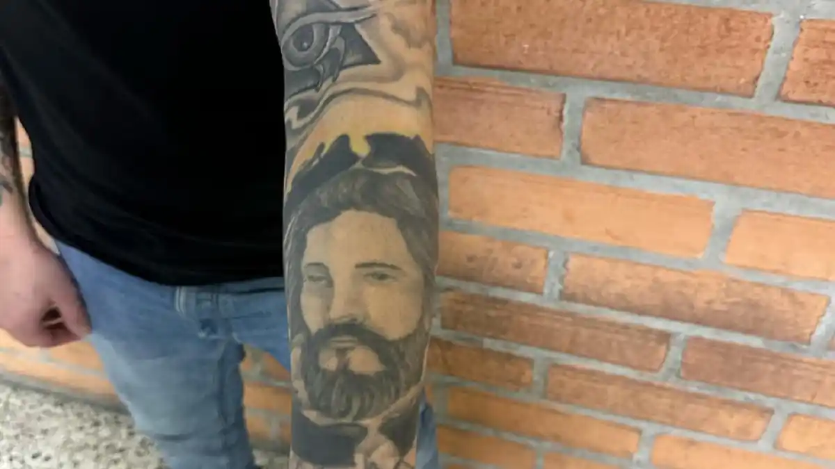 CAE en COLOMBIA alias «EL TATUADO»: delincuente buscado en El SALVADOR por ESTAFA