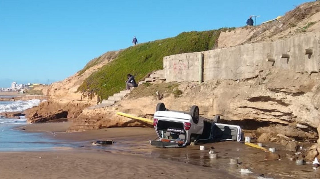 Dos surfistas se olvidaron de poner el freno de mano y su auto cayó por el acantilado