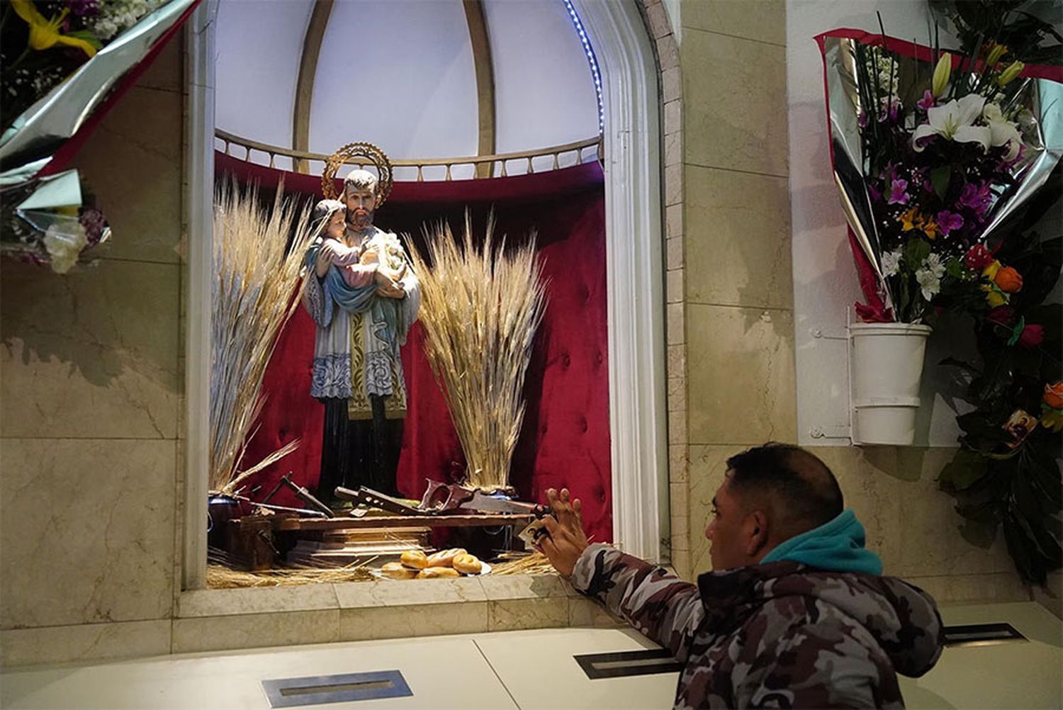 San Cayetano. “Cuando hablamos del pan, hablamos de justicia, porque como dice la canción del padre Julián Zini: ‘No es posible morirse de hambre en esta tierra bendita del pan’”, reflexionó monseñor Ojea.