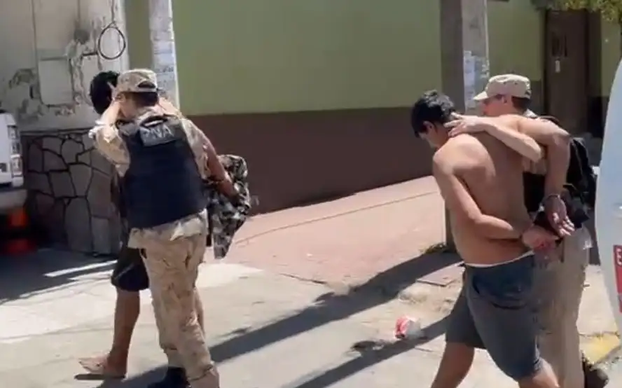 Los sujetos se encontraban ocasionando disturbios en la vía pública.
