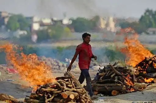 Colapsan crematorios en India: chimeneas se agrietan y las armaduras metálicas de los hornos se funden