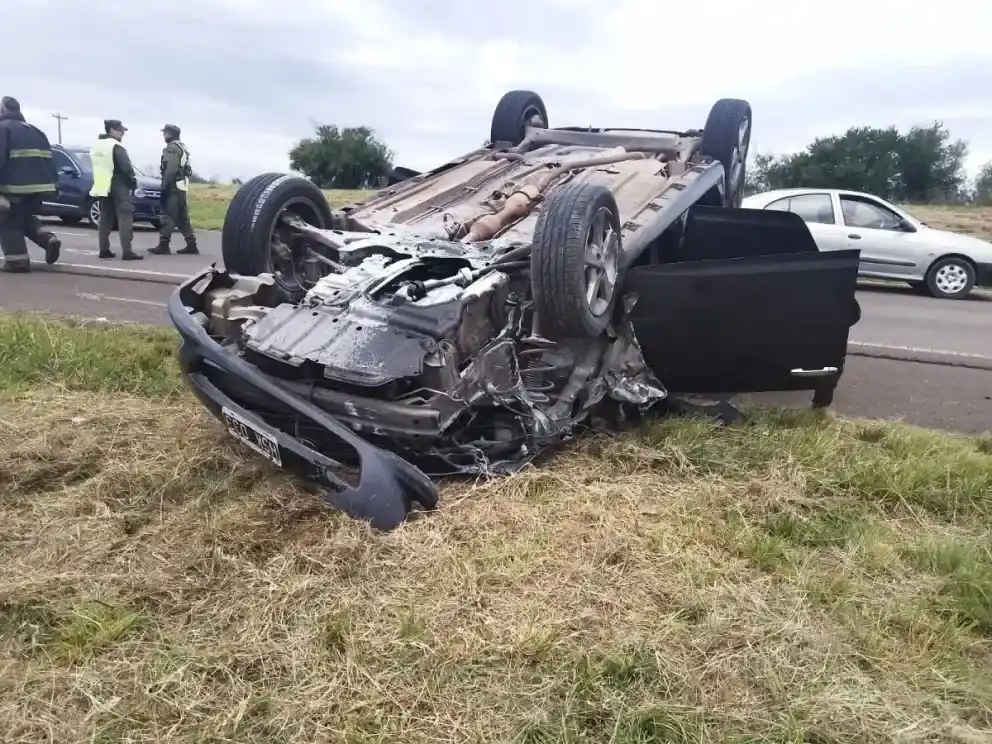 Vuelco en la Autovía 14: dos vehículos involucrados y una menor trasladada al Hospital Centenario
