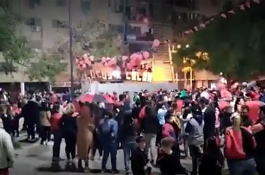 Hinchas de Colón rompieron el aislamiento para festejar los 115 años de historia del club