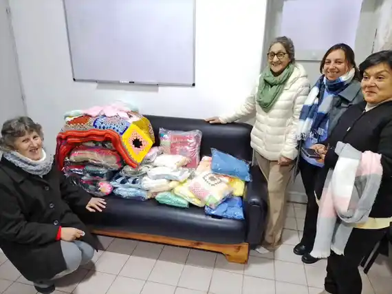 Las Arañitas Tejedoras donaron mantas y ajuares al Hospital San Antonio