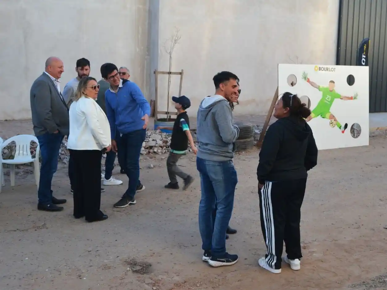 Emotiva inauguración del mural en homenaje a Lisandro Martínez