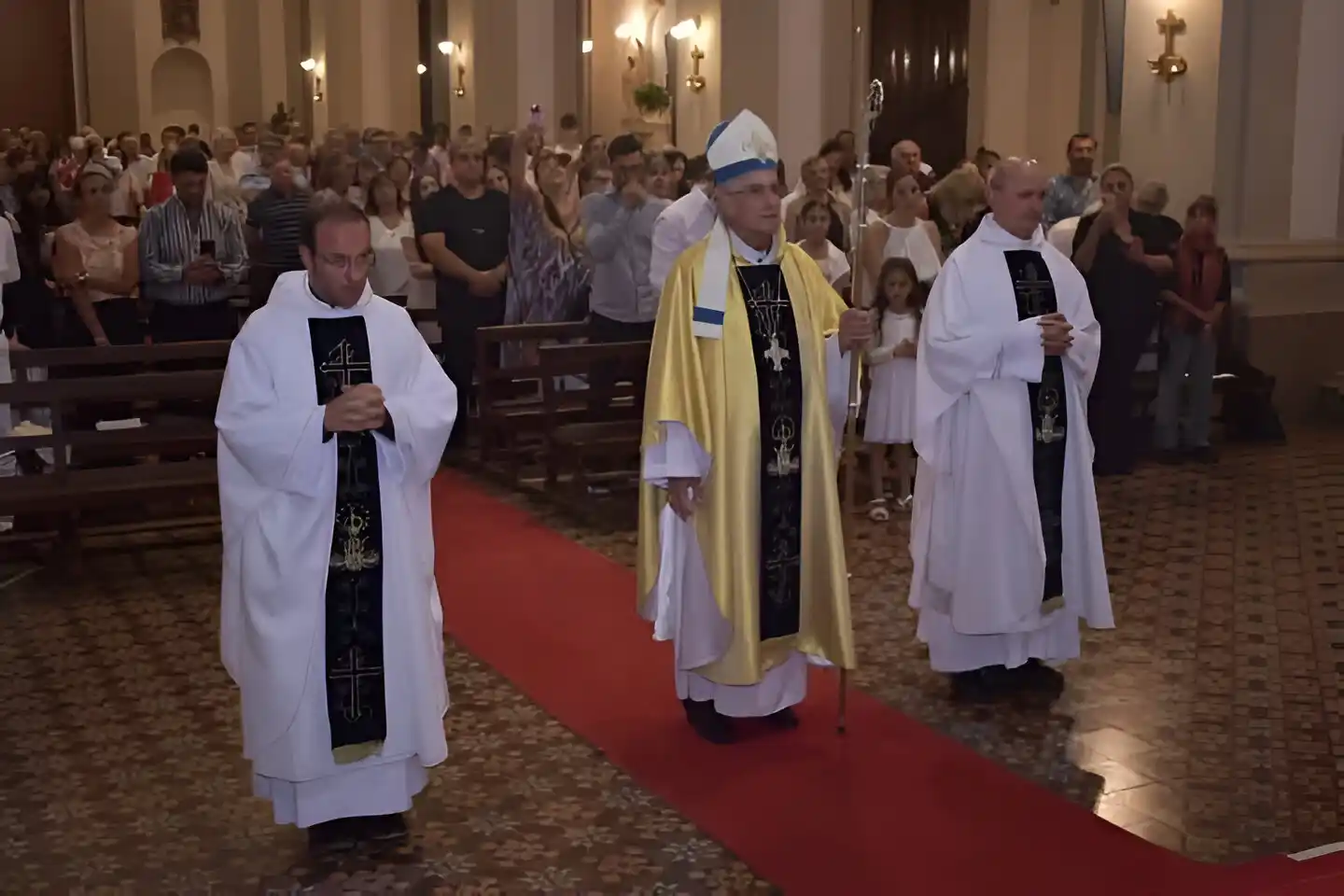 El obispo Hugo Santiago y el sacerdote Héctor Molfesa encabezaron la misa.