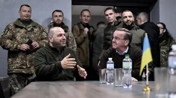 El Ministro de Defensa alemán llegó a Ucrania por sorpresa y reafirmó su apoyo a Zelenski