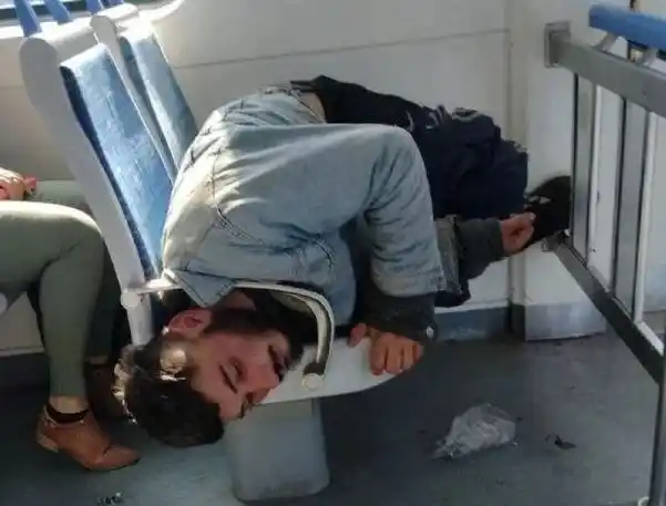 Se le atoró la cabeza en uno de los asientos del tren: por su culpa se interrumpió el servicio