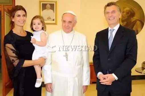 In siemme. Bergoglio, Macri, Awada y Antonia. El saludo que El Papa dio para aceptar las familias ensambladas.