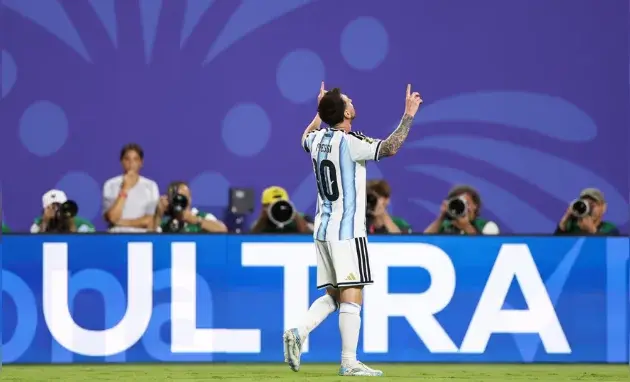 Lionel Messi festeja uno de sus tantos ante Argelia. Agencia NA (Xinhua).
