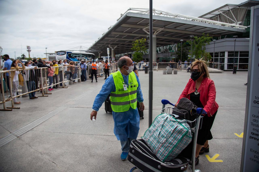 Volvió de viaje infectado con la variante Delta, rompió el aislamiento y fue denunciado
