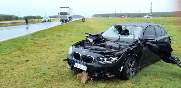 Un automóvil colisionó a un camión y despistó hacia el cantero central de la autovía