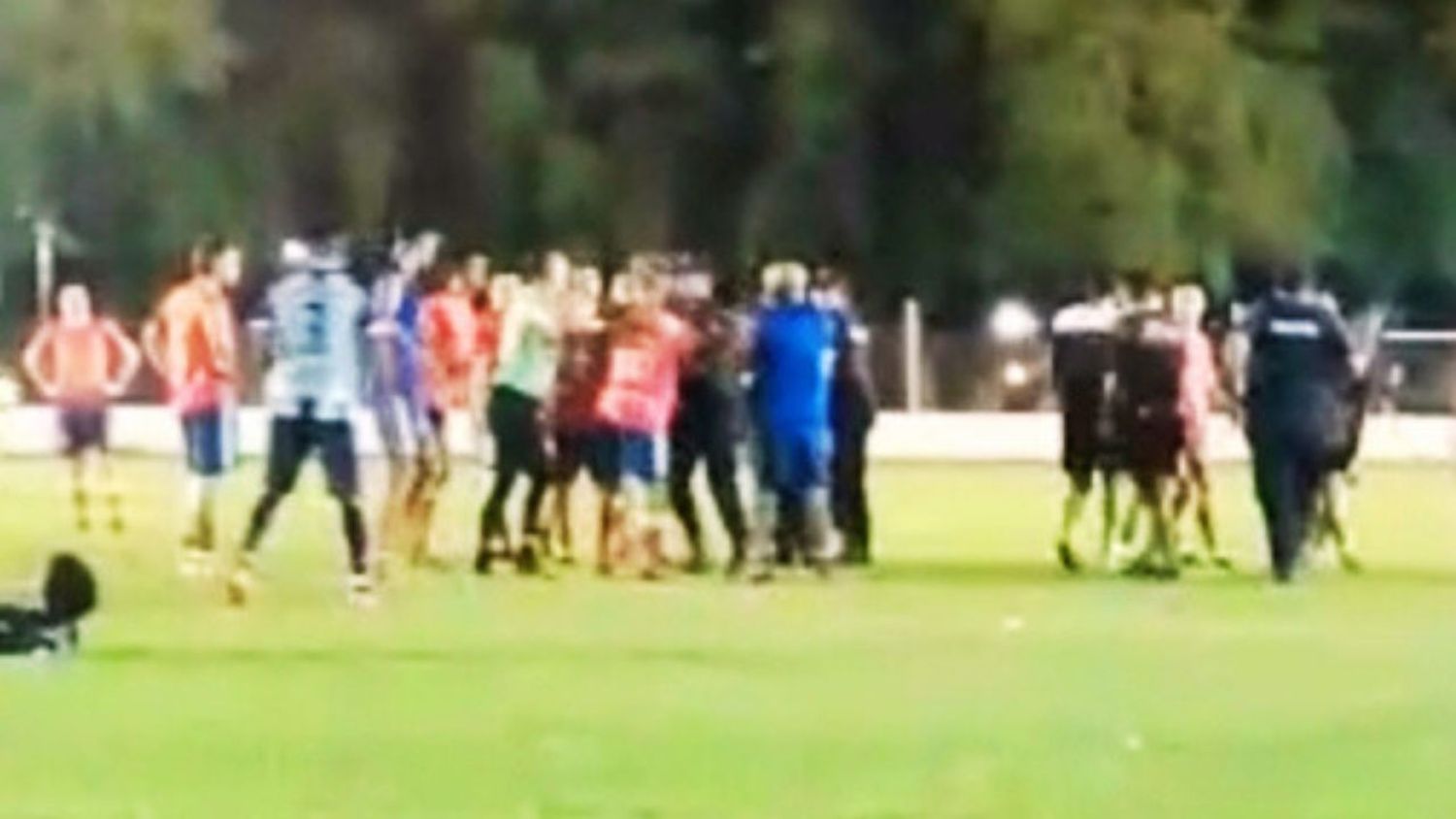 Videos: batalla campal entre jugadores de La Sarita y la policía de Romang