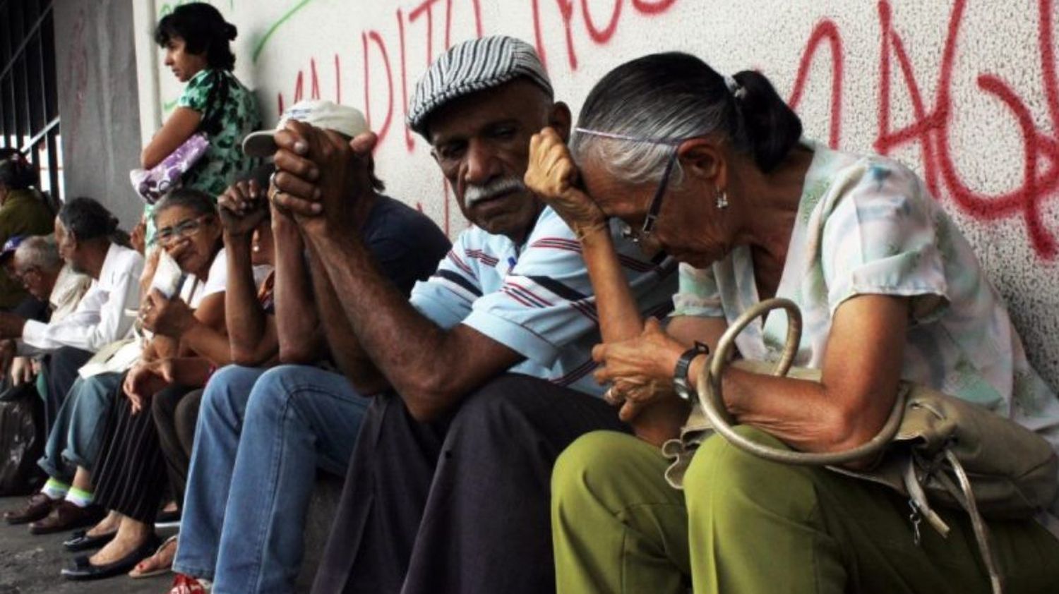 ¿Dónde está el bono de 10.000 bolívares prometido?, le reclaman a Maduro: «Ya son menos de 400 DÓLARES»