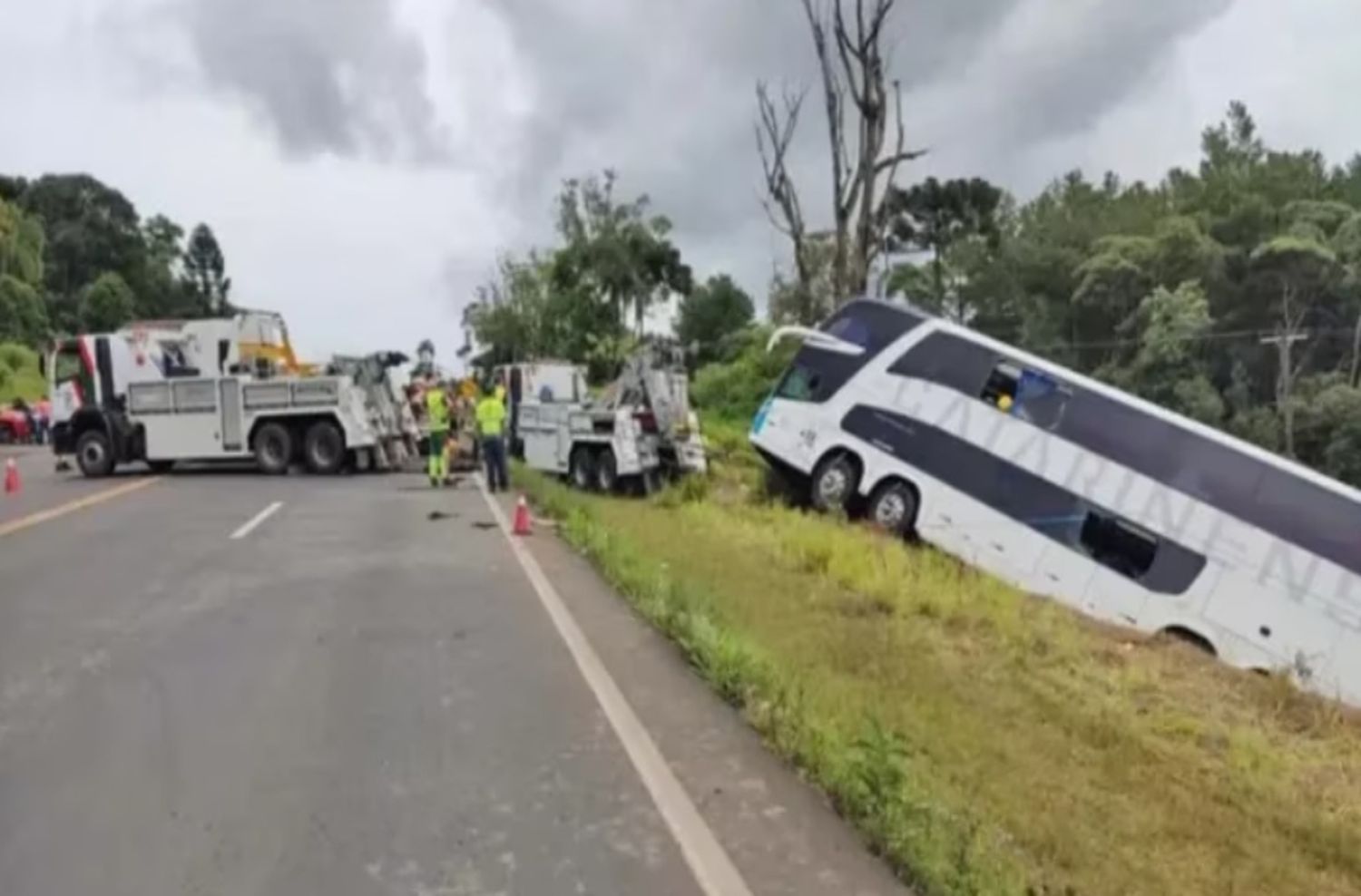 Tragedia en Brasil: murieron cinco argentinos tras volcar un colectivo en una ruta