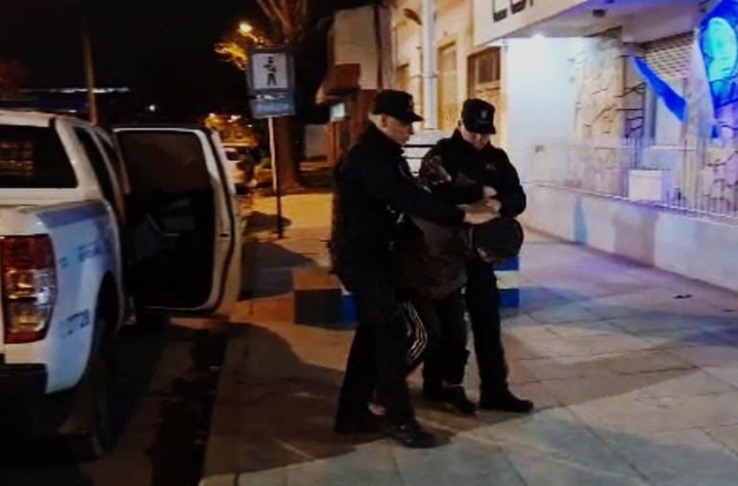 Le pegó a la policía en un control